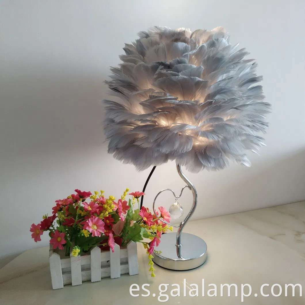 Lámpara de escritorio de ala de corazón de plumas elegante para la sala de estar para sala de estar